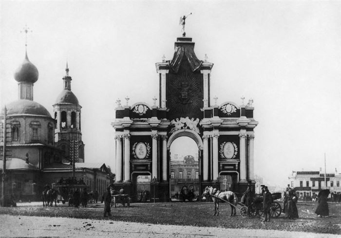 Старая Москва. Красные ворота, архитектор Д.В.Ухтомский. /Репродукция Фотохроники ТАСС, 1954 год